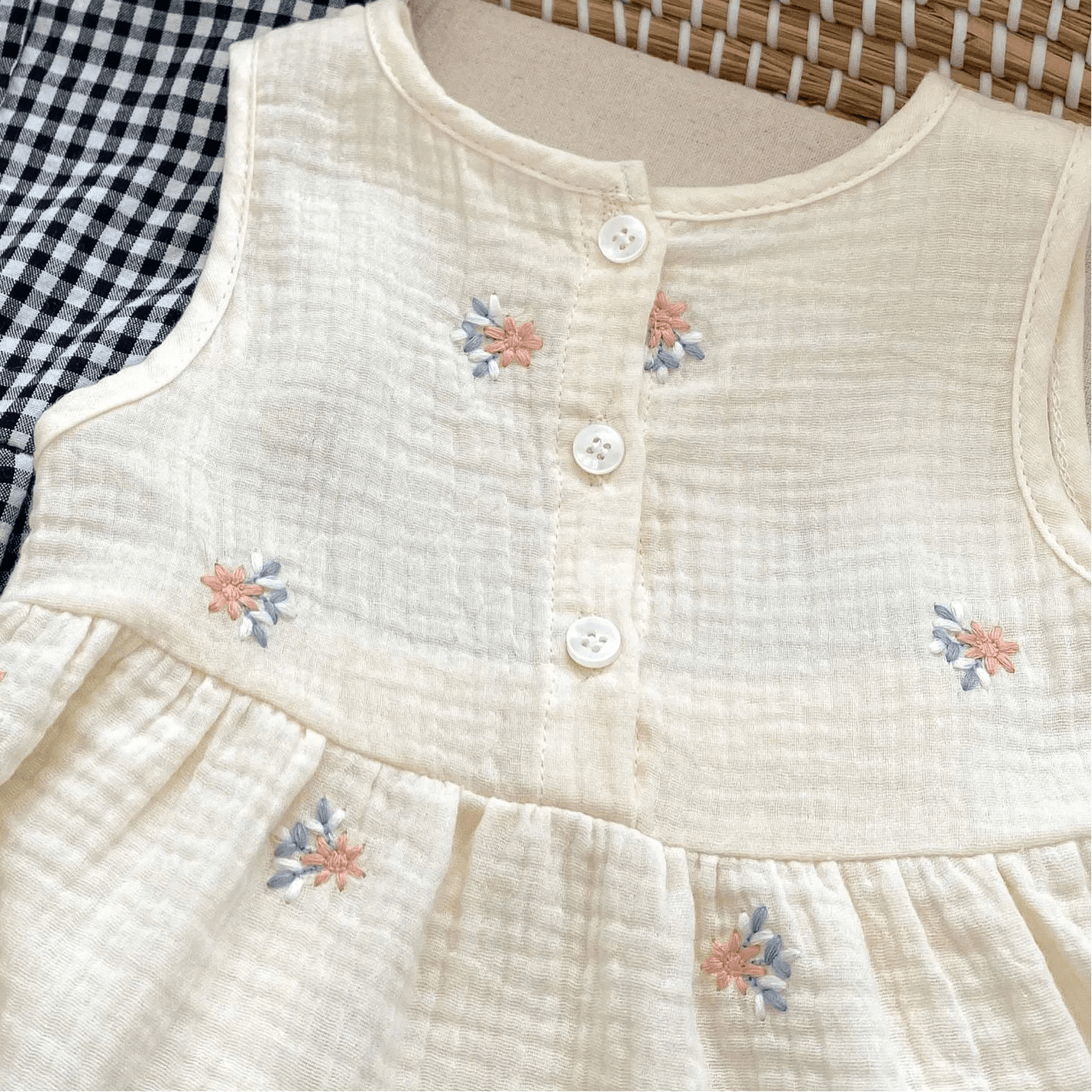 Baby Meisjes Set — Mouwloze Top met Bloemenborduursel en Shorts