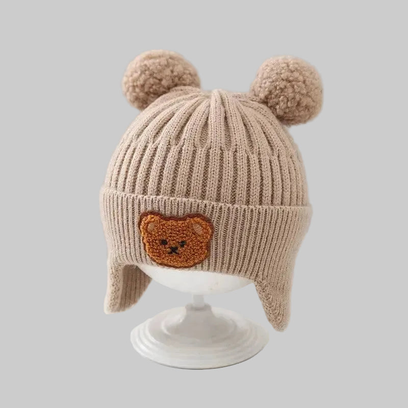 Baby wintermuts kaki beer pompons oorflappen vooraanzicht