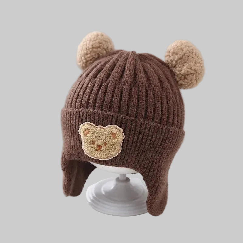 Baby wintermuts bruin gebreid beer gezicht pompons vooraanzicht