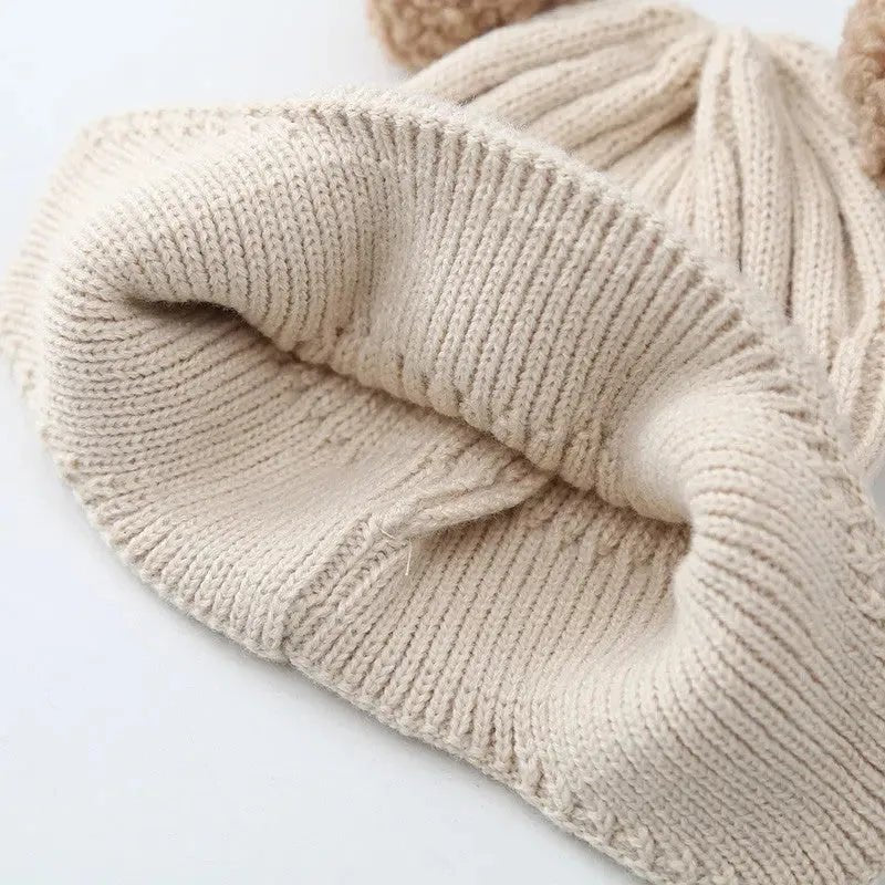 Gebreide baby muts beige binnenkant zachte voering detail close-up