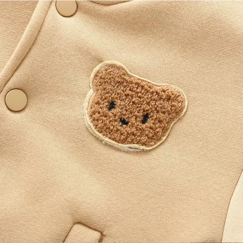Teddy beer badge op beige baseball jacket close-up detail