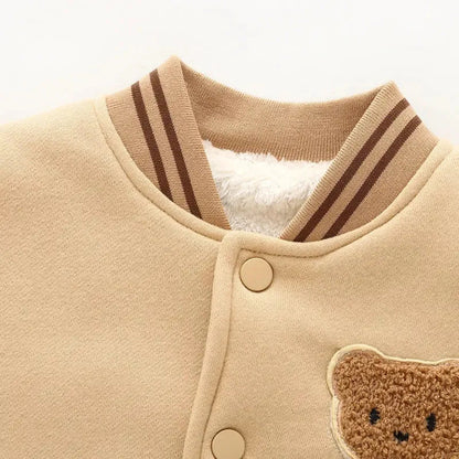 Baseball jasje beige kraag drukknoopsluiting beer patch detail