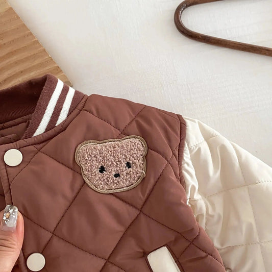 Baseball jacket baby bruin gewatteerd beer applicatie detail close-up